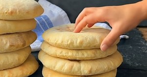 Pain pita arabe fait maison qui gonfle toujours : cuit au four ou poêlé | Recettes simples de femmes au foyer