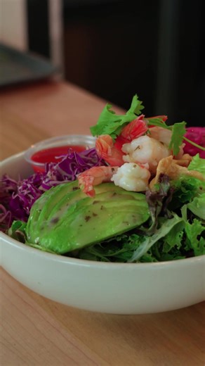 Say hello to your new lunch obsession — the Shrimp Taco Bowl 🍤 Shrimp, pickled onions, creamy avocado, and lime dressing all mixed up for maximum yum ✨ It's time to treat yourself! 💖 ________ Dis bonjour à la nouvelle obsession de ton déjeuner — le Bol Taco aux crevettes 🍤 Crevettes, oignons marinés, avocat crémeux et vinaigrette au citron vert, mélangés pour un max de saveurs ✨ Il est temps de te faire plaisir! 💖 | freshii