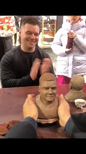 15K views · 288 reactions | Live sculpting of clay figurines On the street, a skilled clay sculptor forms clay by hand into lifelike human sculptures, creating incredibly realistic figures. #sculpture #clay #art (cr: douyin 48883419979) | T-Time HK | Facebook