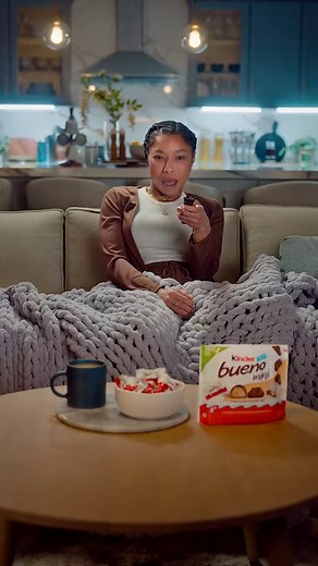 47K views · 750 reactions | Kinder Bueno Mini is giving main character energy, and we’re here for it! This snack’s got range—its blanket of smooth milk chocolate, crispy wafer, and creamy hazelnut filling steal the show with every bite. #AD #LifeGetsBueno #MovieNightGetsBueno Kinder Bueno bit.ly/KinderINF2023 | Simone Shepherd | Facebook