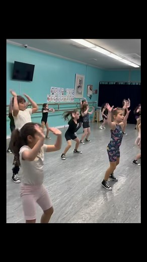 🌟 Happy DEDA Technique Tuesday! 🌟 Today, we’re putting the spotlight on our incredible Kids Bop dancers. These blossoming hip-hop dancers are learning about bouncing to the downbeat and connecting their movement to the music. They’re stringing patterns together and trying out some new grooves with their amazing teacher. Keep up the fantastic work, dancers! 💃🕺 #DEDA #TechniqueTuesday #KidsBopDancers #HipHopDance #DanceEducation #DanceConnection #PatternStringing #GrooveMasters 🔥🎶👯‍♂️👯‍♀️ 