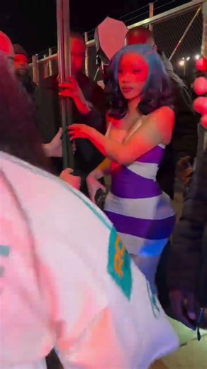 Fans record Cardi last night leaving her after-party at ‘Throw Social DC’ in Washington, DC. 😂❤️