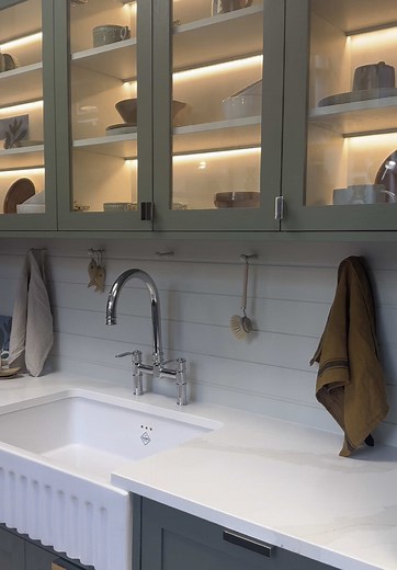 St Giles Kitchen ~ A stunning fusion of traditional & Modern💫 #NakedKitchens #Bespoke #stgiles #Handcrafted #Design #Home #GeniusJoinery #Inspiration
