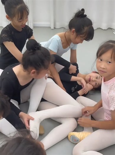 #kidsdance #dancegirl #ballerinagirl #芭蕾女孩 #whitesocks