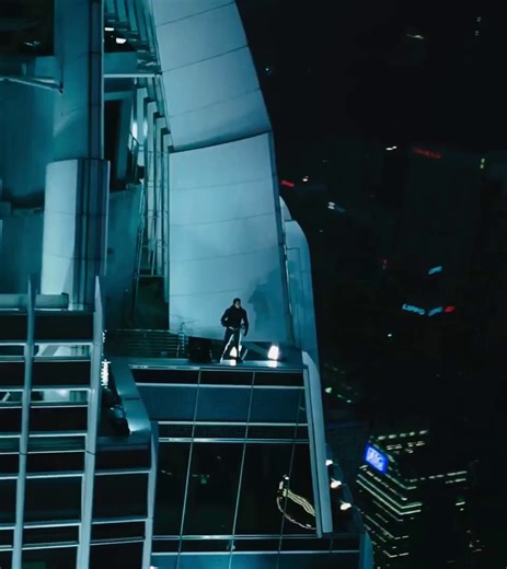 In THE DARK KNIGHT, Batman’s Hong Kong skyscraper jump was planned as a real stunt, but city rules shut it down, so Nolan faked a death‑defying leap by blending IMAX city plates, a UK green‑screen set, and a 100‑foot stunt dive into one shot.