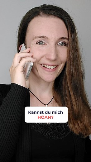 Aussprache von R [ʁ] 🇩🇪 So kann man das deutsche R in der Umgangssprache sagen In der Umgangssprache reduzieren wir das Rachen-R oft, um schneller zu sprechen. Das ist einfach ökonomischer. 🏎️💨 Das Rachen-R wird in Wörtern mit -aren, -eren, -ieren, -oren, -uren, -ören, -üren und -ären zu einem vokalisierten R, das wie ein kurzes A klingt. Schreibe dein Wort in die Kommentare, bei dem du das Rachen-R reduzieren würdest. Ich freue mich auf deinen Kommentar! Dein Aussprache-Coach Samantha 🙋‍♀️