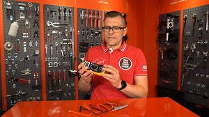 KS TOOLS 150.1495 Digital Multimeter inkl. Prüfspitzen • speziell entwickeltes professionelles Multimeter für KFZ- und NFZ-Elektrik und Elektronik • Doppel-LCD-Anzeige mit Digitalanzeige und Balkendiagrammanzeige (32 Segment Bargraph) • mit automatischer Überlauf- und Polaritätsanzeige • mit Sicherheitsmechanismus für V, µA / mA / A, daher Falschanschluss unmöglich • zentraler 19-stelliger Drehschalter • großes LCD-Display mit 3.1/2-stelliger kontrastreicher Anzeige mit Hintergrundbeleuchtung • 