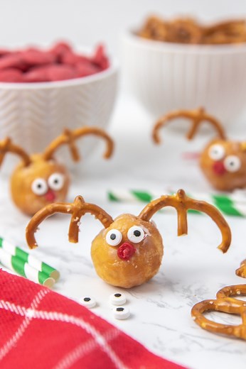 2.4K views | Rudolph Donut Holes! Perfect for Christmas morning. Get the recipe in the comments! | Easy Menu Plans | Facebook