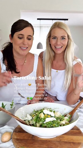 Sabrina und Christina on Instagram: "Tortellini-Salat next level! 🤩 Mit Rucola, cremiger Burrata & einem frischen Pesto-Dressing – einfach schnell gemacht & sooo gut! 🥗💚 Perfekt für Sommer, Grillparty & Mealprep. Rezept für 3 Personen Zutaten Für den Salat: • 500 g Käse-Tortellini, gegart und abgekühlt • 80 g Rucola, gewaschen und gut abgetropft • 1 kleine Dose Mais (ca. 140 g), abgetropft • 1 rote Zwiebel, in feine Scheiben geschnitten Für das Dressing: • 2 EL Pesto Genovese • 1 EL Olivenöl