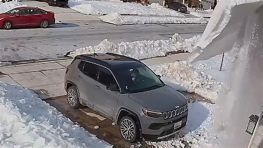 Homeowner hears roof snow cracking, doesn't realize it's coming down