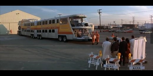 疯狂大巴士，核动力全程不停，谁看过