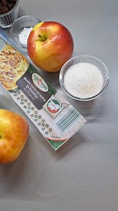 🍎 Ябълков щрудел с готови фини кори 🧺 Необходими продукти: -1 пакет фини кори за баница (400–500 г) -1.2 – 1.5 кг ябълки (5–6 средни) -100 г орехи, едро смлени или нарязани -80–100 г стафиди -120–150 г захар (бяла или кафява) – според сладостта на ябълките -1 ч.л. канела -1 пакетче ванилия -60–80 мл олио (слънчогледово или лек зехтин) -3–4 с.л. галета или фино смлени овесени ядки -2–3 с.л. лимонов сок Пудра захар за поръсване (по желание) 👩‍🍳 Начин на приготвяне 1️⃣ Подготовка на плънката Об