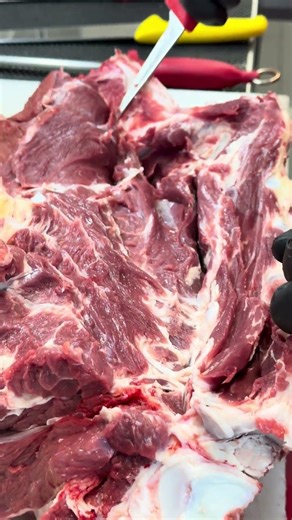 Extended deboning process: separating meat from the bone #shortvideo #meatmarket #food #meat