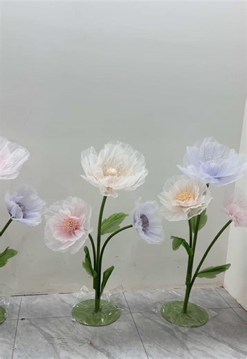 A giant 100cm tall organza centerpiece we customized for our American client! Isn't it beautiful? #tableflower #giantflower #flowerdesign #flowerdecor #flowerart #organzaflowers #eventdecor #poppy