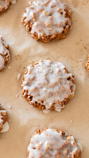 GINGERBREAD OATMEAL COOKIES 🍪✨ combining the best of soul-warming spices with the chewy texture of gingerbread and a sugar glaze finish! 🤍 • INGREDIENTS • (makes 10 cookies) dry ingredients: 1.5 cups rolled oats 2 Tbsp walnuts, finely chopped 1/3 cup oat flour 2 Tbsp coconut sugar 1.5 tsp gingerbread spice 1/2 tsp baking powder pinch of salt wet ingredients: 1/3 cup creamy almond butter, unsalted 2 Tbsp ground flax seeds (combined with 5 Tbsp water, soaked for 5 mins) 3 Tbsp avocado oil 3 Tbsp