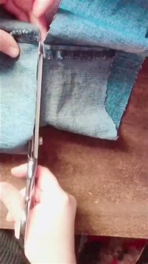 Don’t miss this tip for hemming jeans perfectly! #diy #diysewing #sew #hemming #pants #craft #jeans