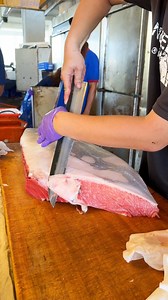 the most satisfying bluefin tuna scale removal ever #bluefintuna #knifeskills #satisfying | 94愛七桃
