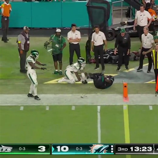 🚨 Tyreek Hill suffers serious leg injury... Carted off, and does not look good... Track #FantasyFootball injuries and health scores like an insider 👇 https://insideinjuries.com/ | Inside Injuries