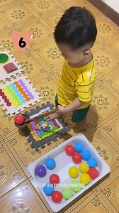 Desde el primer año, el juego impulsa cuerpo, mente y emociones 🧠👶✨ Moverse, crear y explorar fortalece su desarrollo y el lazo afectivo 💞🎲 #crecerjugando #movimientoinfantil #pequeexplorador #vinculoconamor | Bebesaprendiendo