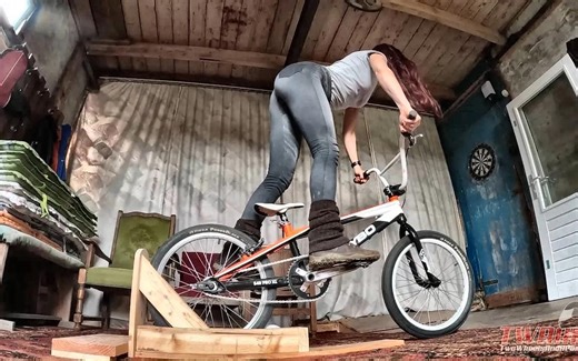 [TwoWheelsAndAPonyt] 她是懂BMX的