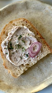 Imagine warm, roasted bone marrow whipped into a silky, decadent spread, rich, buttery and so savoury. 🔥 It melts the moment it hits toasted bread, leaving that deep, velvety flavour you only get from slow-roasted marrow. A squeeze of lemon, a little flaky salt, maybe fresh herbs… and suddenly it is not just a spread, it’s a full-on experience. Ingredients: -2-3 beef marrow bones (cut lengthwise or cross-cut) -salt and pepper Topping ideas: flaky salt, fresh thyme, fresh squeezed lemon juice, l