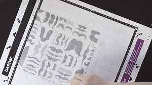 A DesignNcut DC200 é a nova máquina de corte da Brother. Vai ajudar você nos mais diversos projetos. Através do computador, tablet ou celular (com conexão WIFI) você controla as funções e pode enviar arquivos direto para a máquina cortar com precisão e perfeição, os mais diversos materiais: Papel, eva, tecido, feltro, vinil, imã, acetato, entre outros. Simples e fácil de manusear. Liberte sua imaginação e crie projetos personalizados sem fim. A nova DesignNcut DC200 é tudo o que você estava espe