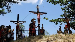 Video. Filipino Catholics crucify themselves in a biblical reenactment