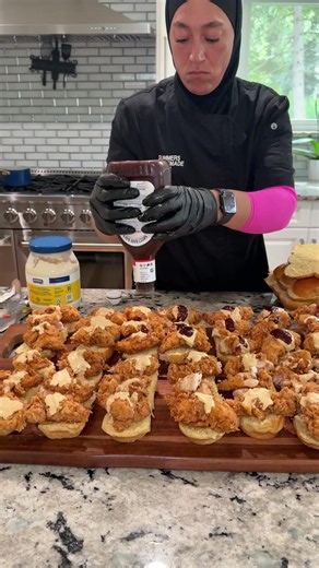 💍 Meet me at the altar… but first, let’s eat! 😂🏈 Pre-game wedding spread, catered by Summer’s Homemade Meals! 🍽️✨ #SummersHomemadeMeals #WeddingCatering #MichiganCatering #MetroDetroit #Dearborn