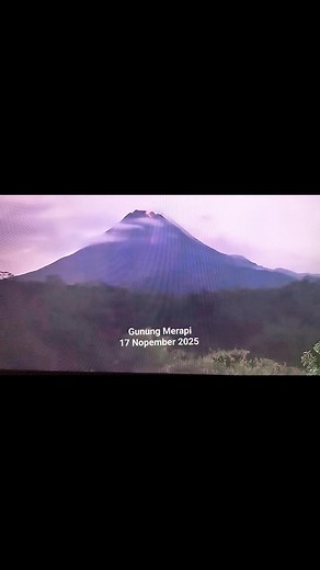 Merapi Erupsi, Guguran Lava ke Kali Krasak Capai 1.800 Meter Warta BumiSenin, 17 November 2025 08:48 WIB Gunung Merapi kembali menunjukkan aktivitas vulkanik signifikan dengan teramati dua kali guguran lava pijar menuju Kali Krasak pada Senin, dengan jarak luncur maksimum mencapai 1.800 meter. Gunung api yang berada di wilayah Sleman, Magelang, Boyolali, dan Klaten ini memiliki ketinggian 2.968 mdpl, berkoordinat di Latitude -7.542° LU dan Longitude 110.442° BT. Pengamatan Visual: Cuaca Cerah, G