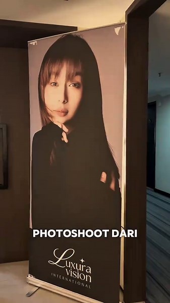 Jujur ini salah satu photoshoot paling next level yang pernah aku rasain ✨ Dari awal di-handle MUA profesional, vibes studio-nya, sampai proses photoshoot-nya bener-bener beda. Semua detail diperhatiin, semua arahan jelas, dan hasil akhirnya… nggak main-main. Pantes aja @luxuravision.id & @luxuravision.international udah go international. Kualitasnya emang segitu kerennya. Kalau kamu mau photoshoot dengan hasil yang kelihatan mahal, profesional, dan stand out… ini tempatnya. Booking sekarang seb