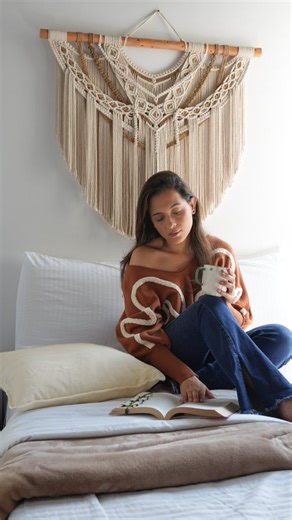 Macramé • Decoración • Clases on Instagram: "Los tapices en Macramé tienen un significado muy especial 💖 Cada uno de ellos tiene un detalle particular que hace referencia a personas importantes en mi vida... Recuerdo que mi abuela paterna trenzaba su cabello todas las mañanas... Y eso quedó grabado en mi memoria para siempre. Por esta razón las trenzas siempre están presentes en mis diseños, ellas representan la dulzura y la ternura de mi abuela Silveria 😌💕 Hablando de diseños... pronto daré 