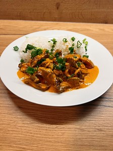 Hovězí Stroganov nebo chcete-li Stroganoff je jednoduchý a rychlý recept na oběd nebo večeři. Základem je koupit to správné hovězí maso. Zbytek ingrediencí je řekněme volný styl 😉. #stroganoff #videorecepty #vaření #jídlo | Těhotnej kuchař