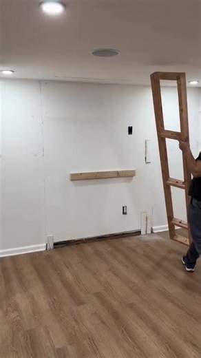 Warum sieht man solche modernen Wohnzimmer-Renovierungen in Deutschland fast nie? Holzrahmen, MDF-Verkleidung, tiefschwarze Oberfläche, Lamellenoptik und integrierter Elektrokamin – ein modernes Wohnzimmer komplett neu gedacht. #Berlin #Heimwerken #Handwerk #Baustelle #Deutschland