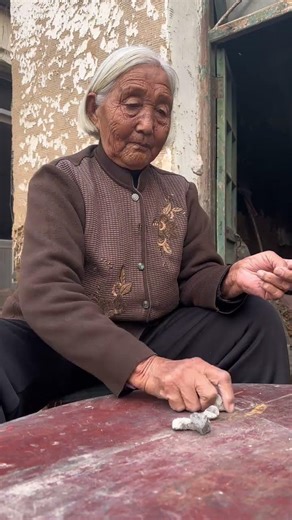 Grandma can play these simple games from her childhood all afternoon. #grandma