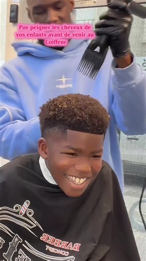 Coiffer les enfants avant le salon de coiffure