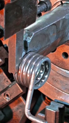 This heavy machinary using in spring clip making