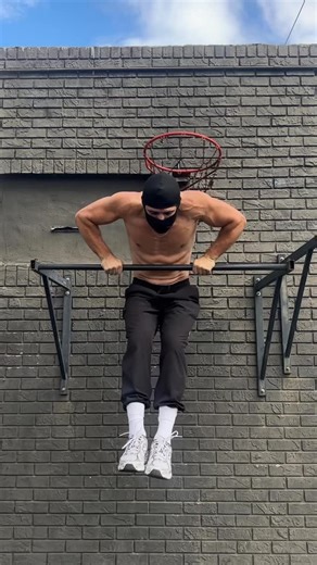 𝐌𝐀𝐊𝐒𝐓𝐇𝐄𝐁𝐔𝐓𝐂𝐇𝐄𝐑 on Instagram: "Common mistakes in Bar Dip🥷 . . . #calisthenics #exercise #tutorial #sport #fitness"