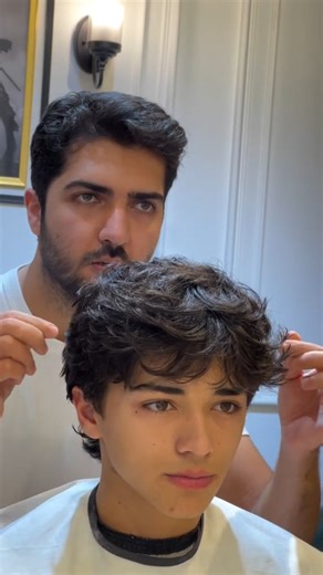 Men's Hairstyles & Cuts 🇱🇷 🇱🇷 🇱🇷 on Instagram: "Surfer Wings Cut Middle .... Do you like This Hair Style ⁉️⁉️ 👍🏻👍🏻👍🏻 Comment Below 💯💯 Credit: @hairdesignbymuhammedali Follow us @hairmensguide 💥💥💥💥💥💥"