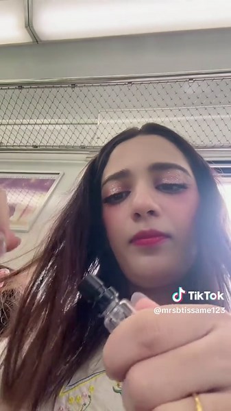 Makeup on a Japanese Train: ASMR Relaxation Experience