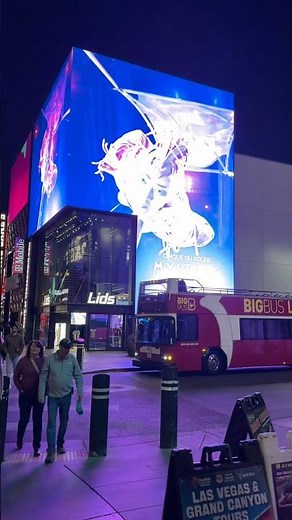 Las Vegas at Night: Walking Through the City of Lights #LasVegas #Vegas