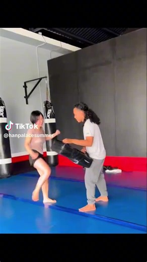 🔥 Progressie in actie! 🔥 Check deze video van Edinio’s privétraining: in slechts 1 maand tijd heeft deze klant enorme stappen gemaakt! 💪🏽 Zijn unieke mix van techniek, variatie en motivatie brengt resultaten naar een hoger niveau. 🔹 Wil jij ook die Edge? Boek nu een privé- of small group training met Edinio en ontdek wat jij kunt bereiken! #EdgeGym #EdinioTraining #Progressie #TheEdge