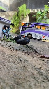 Rc bus ratu maher di tempel sama truck ekspedisi 😁#fyp#reels#shorts#short#rc#rcb#bus#busmania#ratumaher#truck | Azzam RC