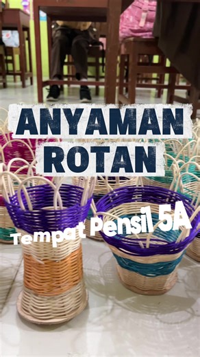 Belajar sambil berkarya! Siswa 5A membuat tempat pensil anyaman rotan dalam kegiatan P5. #P5 #Kelas5A #KreativitasSiswa #AnyamanRotan #BelajarBerkarya