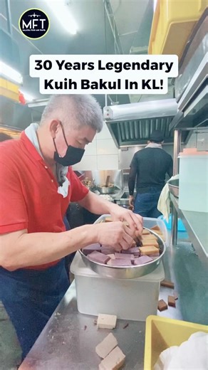 [😎This Kuih Bakul In KL Has Been Around For 30 Years!].🍰This Kuih Bakul is so popular that the owner said the waiting time⏰ usually takes about 40 minutes😱! But, it’s all worth it because the ✨Kuih Bakul✨ is really out of this world!🤤.🍰Would you try this?#malaysiafoodandtravel #mft #kuihbakul #kualalumpur | Malaysia Food & Travel