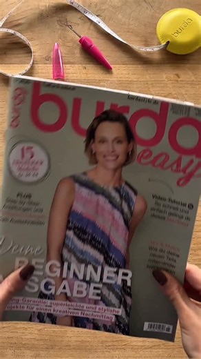 ✨ Die neue burda easy ist da – mit Geling-Garantie und superleichten, stylischen Nähprojekten für deinen kreativen Nachmittag! ✨ In dieser Ausgabe findest du 15 Einsteiger-Modelle in den Größen 34–44 in minimalistischen Looks. Perfekt für alle, die entspannt nähen und dabei tolle Ergebnisse erzielen möchten. Damit deine neuen Lieblingsstücke perfekt zusammenpassen, zeigt dir Mix & Match, wie du die Teile vielseitig kombinieren kannst und immer wieder neue Looks kreierst. Ein besonderes Highlight