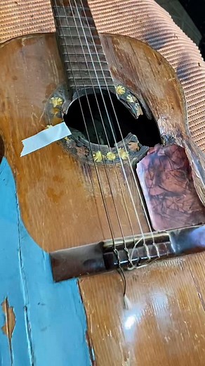 25K views · 5.5K reactions | Restaurar una guitarra a veces es recuperar la conexión con un ser querido. Esta es la historia de Victor y la guitarra de su abuelo que tanto amaba su papá también. Ambos ya no están pero algo ellos perdura en esta hermosa historia que continúa… Un pequeño avance de esta gran historia. Pronto disponible en nuestro canal de YouTube.  Suscribite y disfruta de contenido exclusivo. Link en nuestra bio! | Escuela de luthería Córdoba | Facebook