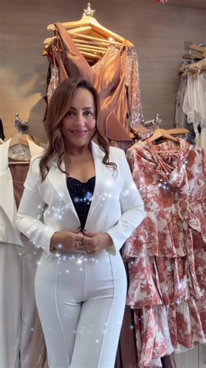 ✨ Un blazer lo cambia todo ✨ Eleva tu outfit, proyecta poder y cierra el año con estilo. Nuestra nueva colección de blazers está hecha para mujeres que quieren verse seguras, elegantes y modernas. ⏰ Últimos días del año — no lo dejes pasar. 🖤 Pocas unidades disponibles.