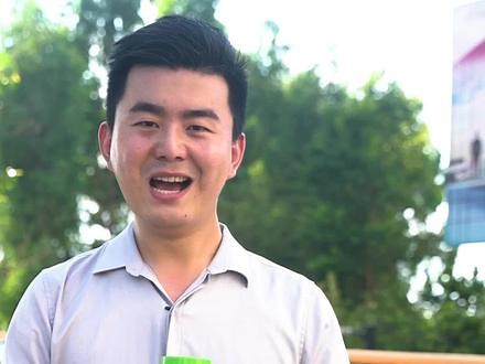 原彩不干胶去除剂Sticker Remover此产品采用特殊配方制成的专业剂，具有强力去胶功能。可将贴在车窗或车身、油漆表面、公共场所的广告、商标的标价贴纸等出的不干胶粘贴物或残留浆糊物轻易去除，且不会划伤被喷物表面。适用于金属、塑料、涂料、不锈钢、铝合金、装饰材料保护膜留下的残胶及表面清洁。——原彩星球品牌汽车用品，专注汽车养护20余年，品质成就未来！您爱车护车的明智选择！V1800225