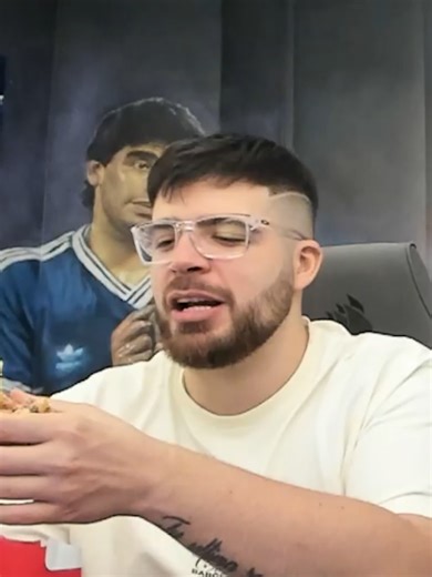 Que es mas difícil ser Davo o ser el sillon de la Cobra? #davooxeneize #lacobraaa #kick #clips #argentina #hamburguesa #mostaza