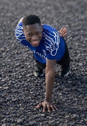 Impossible one hand challenge! #soccer #shorts #challenge